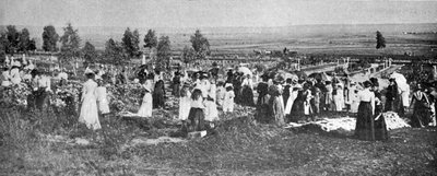 Los miembros del Bloemfontein Loyal Womens Guild decorando tumbas en el cementerio de Bloemfontein, ilustración de The King, 25 de mayo de 1901 de English Photographer